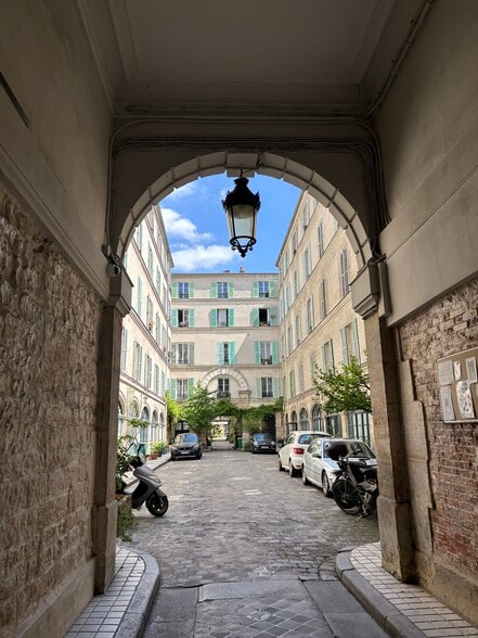 148 Rue Du Faubourg Saint-Denis, Paris à louer - Photo de l’immeuble – Image 1 sur 9