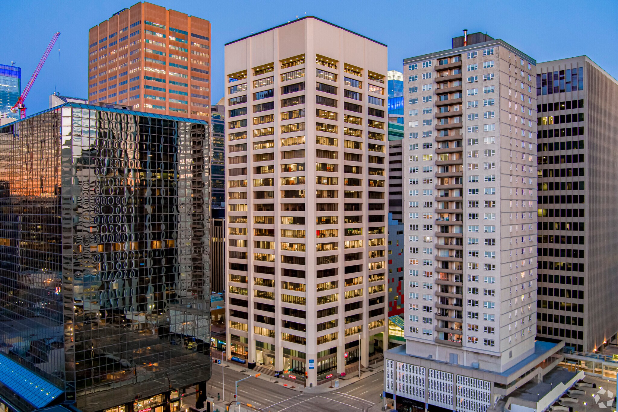 639 5th Ave SW, Calgary, AB à louer Photo de l’immeuble– Image 1 sur 8