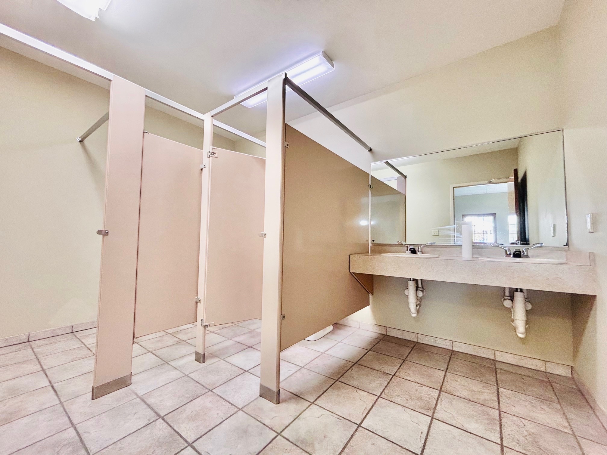 27911 Clemens Rd, Westlake, OH à louer Photo intérieure– Image 1 sur 25