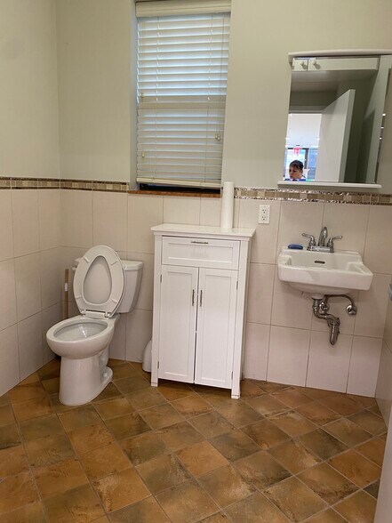 6721 13th Ave, Brooklyn, NY à louer - Photo de l’immeuble – Image 3 sur 6