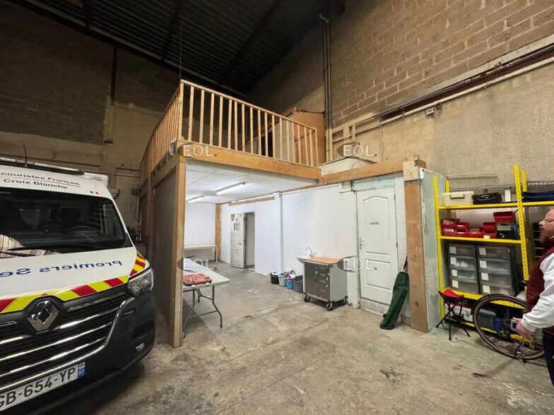 Local d’activités dans Noisy-le-Grand à louer - Photo de l’immeuble – Image 3 sur 8