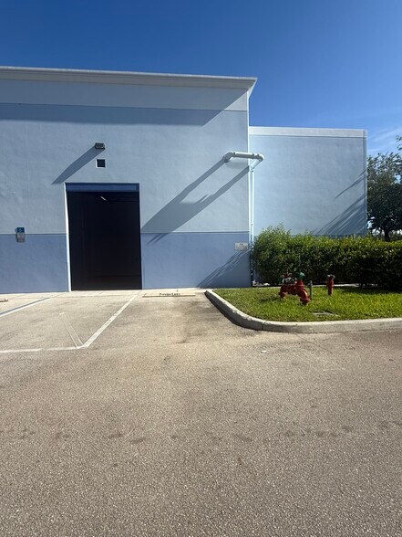 342 Pike Rd, West Palm Beach, FL à louer - Photo de l’immeuble – Image 2 sur 6