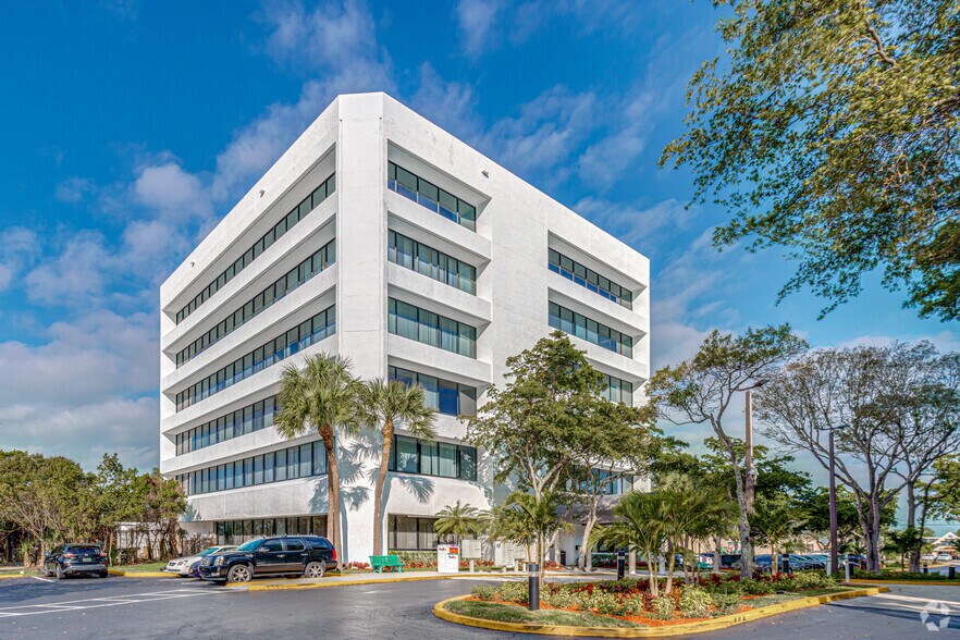 2290 10th Ave N, Lake Worth, FL à louer - Photo de l’immeuble – Image 3 sur 16
