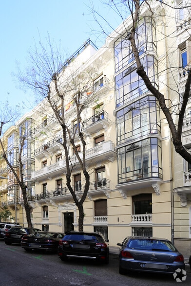Calle del Monte Esquinza, 44, Madrid, Madrid à louer - Photo de l’immeuble – Image 2 sur 2