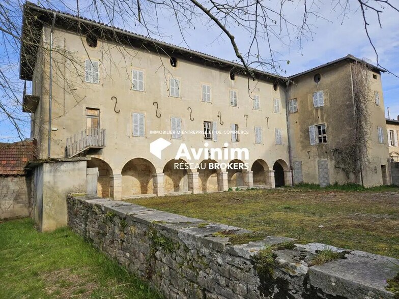 Local d'activités dans Saint-Amour à vendre - Photo de l’immeuble – Image 2 sur 9