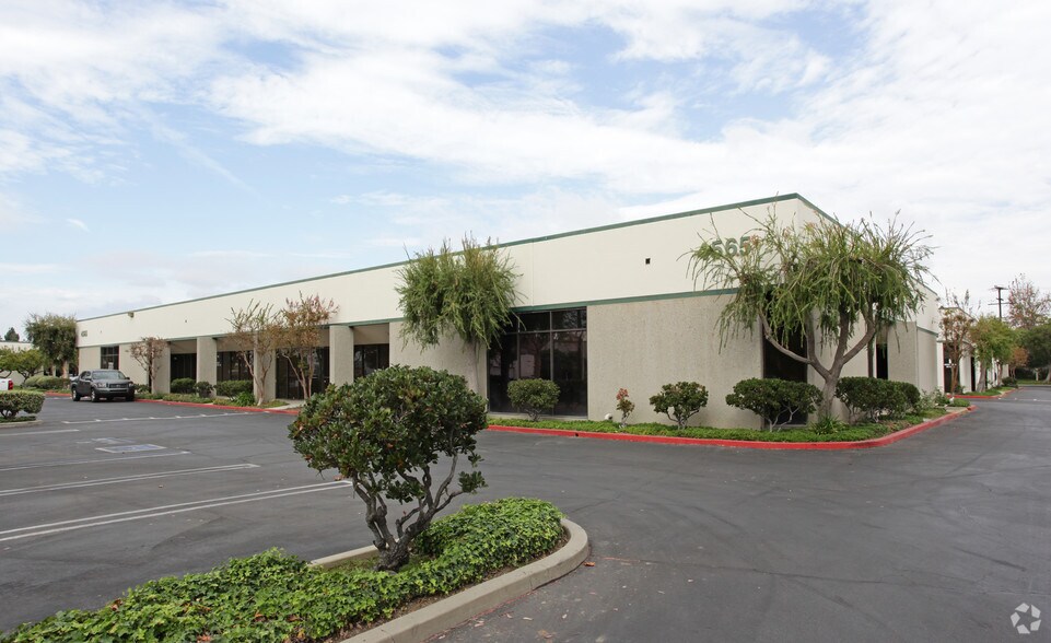 4565 Industrial St, Simi Valley, CA à louer - Photo principale – Image 1 sur 2