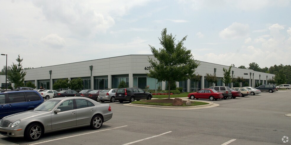 637 Davis Dr, Morrisville, NC à louer - Photo de l’immeuble – Image 2 sur 10