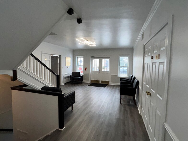 155 W Merrick Rd, Freeport, NY à louer - Photo de l’immeuble – Image 2 sur 17