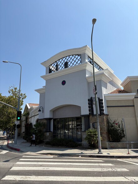 10969 Ventura Blvd, Studio City, CA à louer - Photo de l’immeuble – Image 1 sur 14