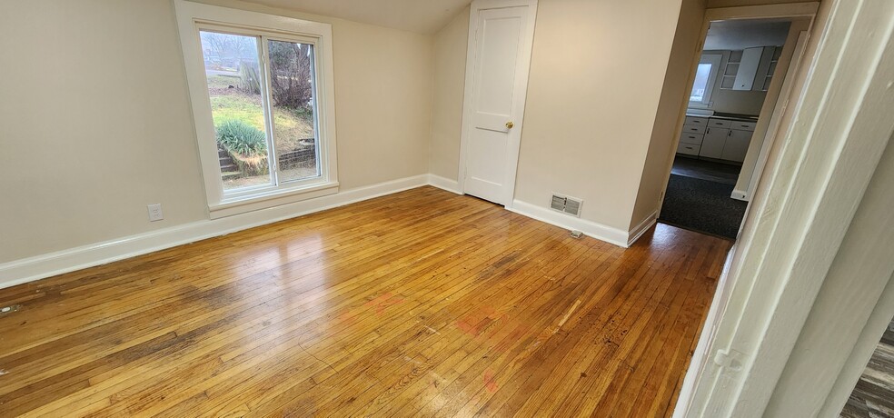 2221 E Morgan Ave, Evansville, IN à louer - Photo de l’immeuble – Image 2 sur 6