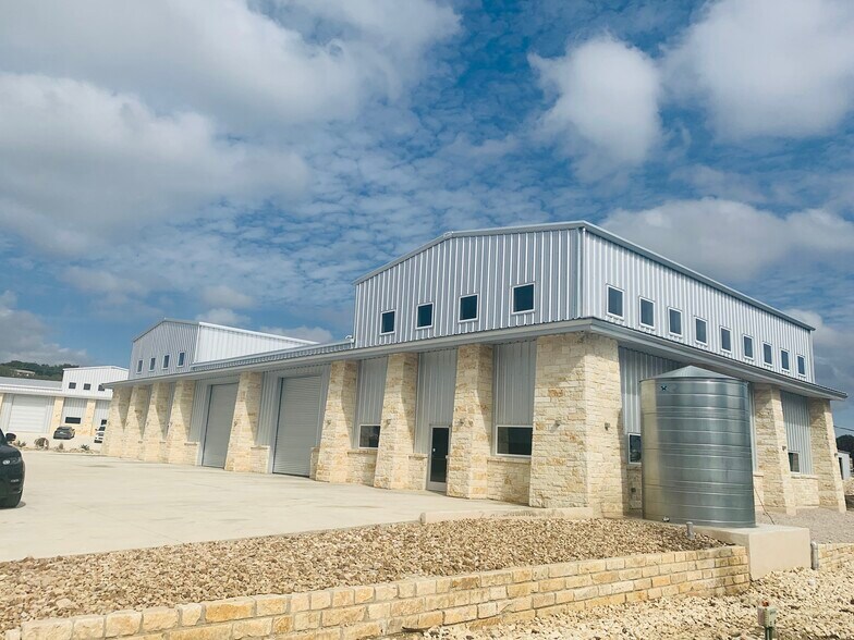 Bell Spring Business Park portefeuille de 7 biens à vendre sur LoopNet.fr - Photo principale – Image 2 sur 4