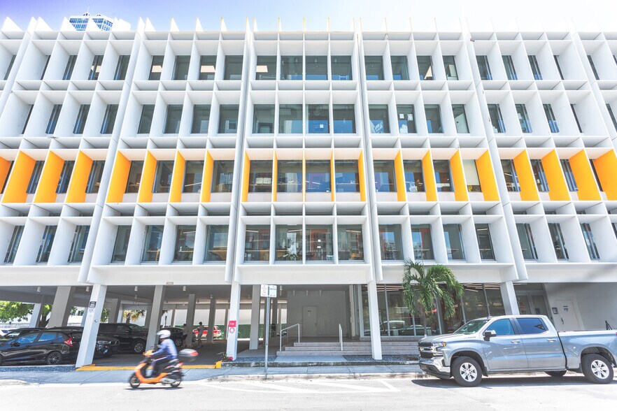 2125 Biscayne Blvd, Miami, FL à louer - Photo de l’immeuble – Image 3 sur 10