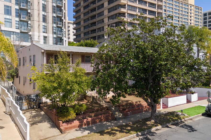 10773 Ashton Ave, Los Angeles, CA à vendre - Photo de l’immeuble – Image 3 sur 24