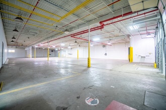 4609-4801 W Woolworth Ave, Milwaukee, WI à louer Photo intérieure– Image 2 sur 10