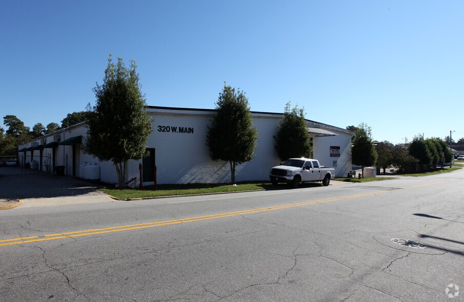308-320 W Main St, Clayton, NC à louer - Photo de l’immeuble – Image 3 sur 6
