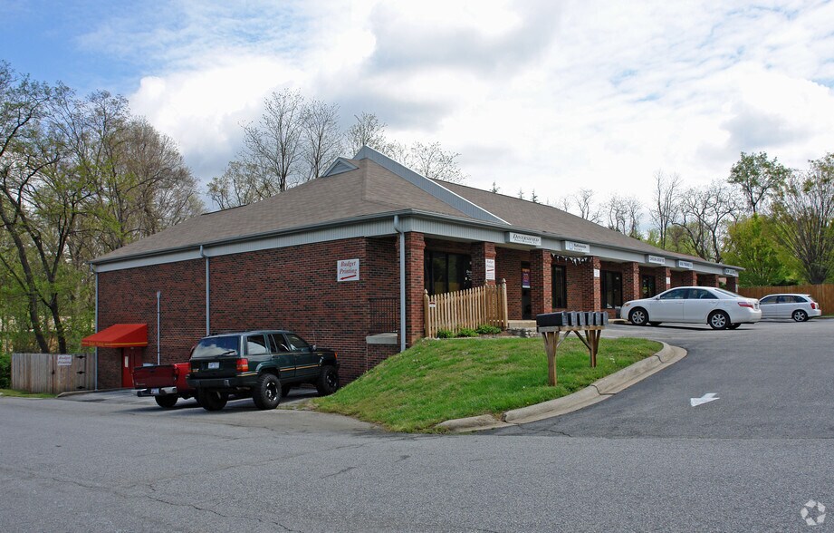 702 W Main St, Jamestown, NC à louer - Photo de l’immeuble – Image 3 sur 5