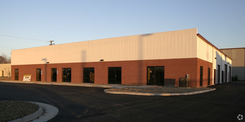 2106 Aluminum Ave, Hampton, VA à louer - Photo de l’immeuble – Image 3 sur 5