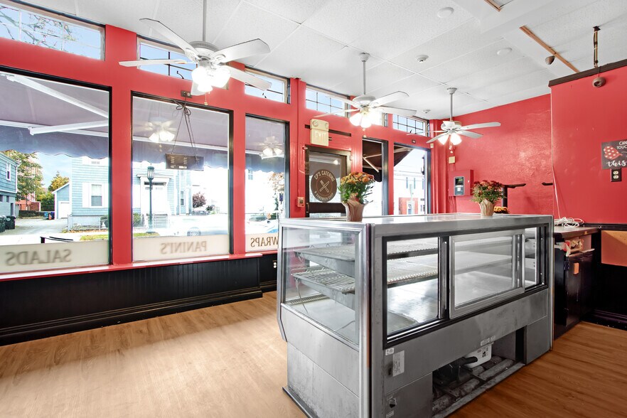 366 Wood St, Bristol, RI à vendre - Photo de l’immeuble – Image 2 sur 10