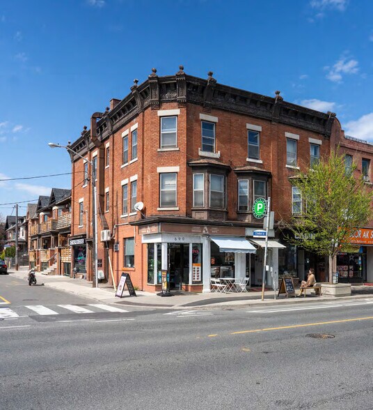 688-690 Bloor St West portefeuille de 3 biens à vendre sur LoopNet.fr - Photo de l’immeuble – Image 2 sur 7