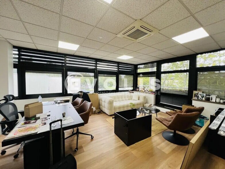 Local d’activités dans Lognes à louer - Photo de l’immeuble – Image 1 sur 4