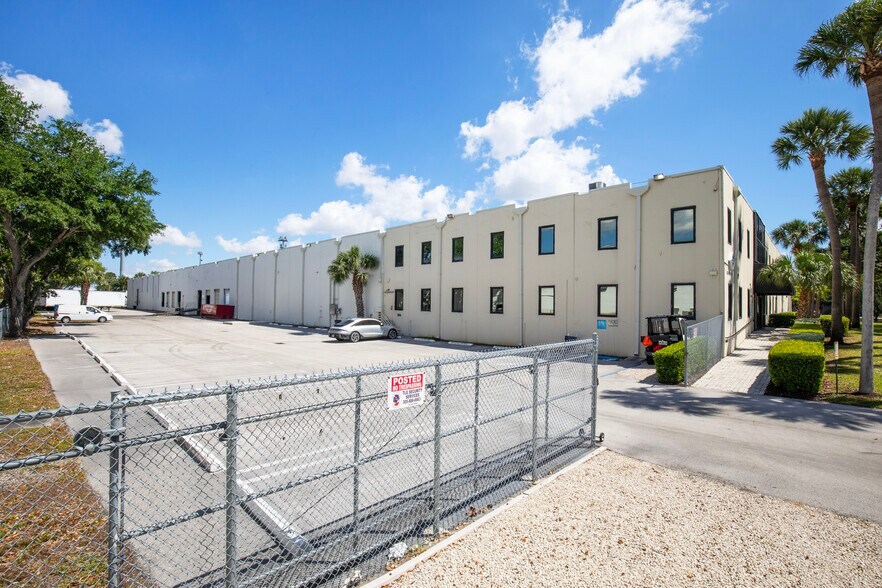 5255 NW 159th St, Miami Lakes, FL à louer - Photo de l’immeuble – Image 3 sur 3