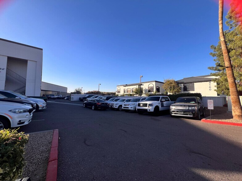 8140 E Butherus Dr, Scottsdale, AZ à louer - Photo de l’immeuble – Image 2 sur 35