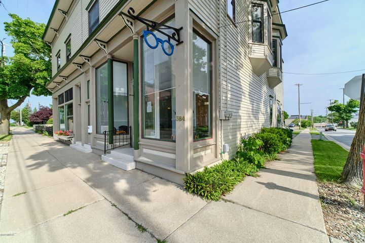 384 1st St, Manistee, MI à louer - Photo de l’immeuble – Image 3 sur 13