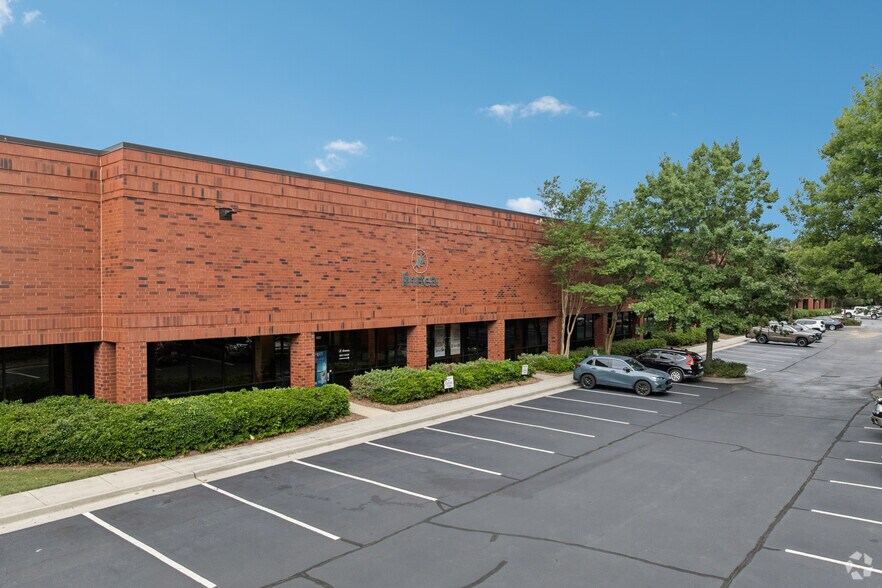305 Shawnee North Dr, Suwanee, GA à louer - Photo de l’immeuble – Image 1 sur 9