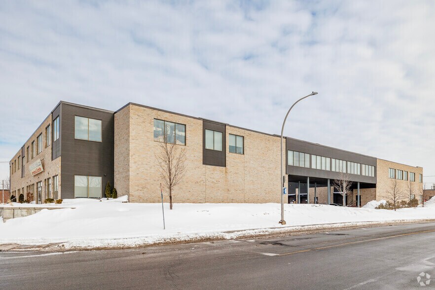 310-350 Rue Ness, Montréal, QC à vendre - Photo de l’immeuble – Image 3 sur 4