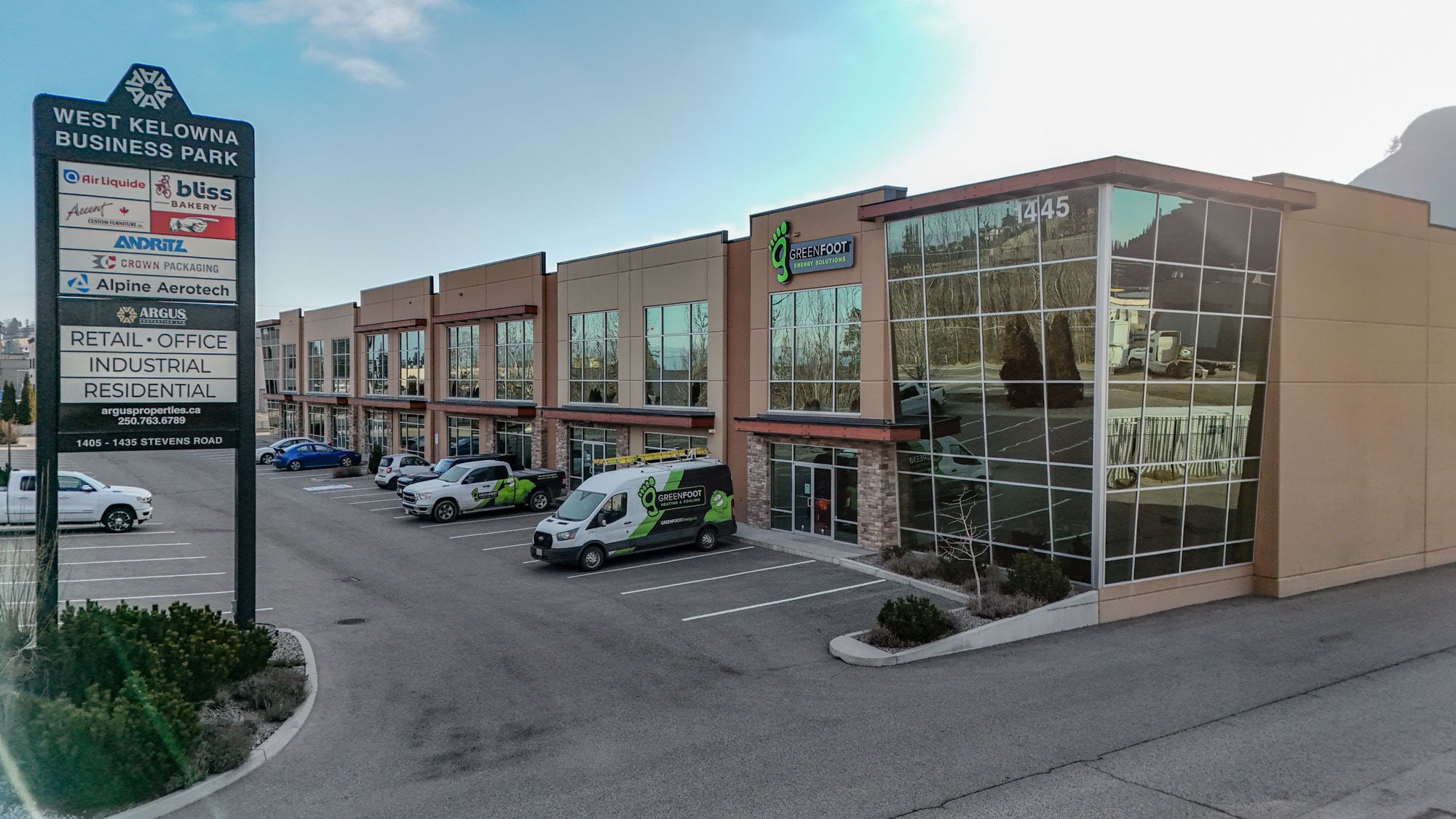 1445 Stevens Rd, West Kelowna, BC à louer Photo de l’immeuble– Image 1 sur 18