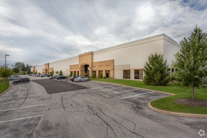7900 Cochran Rd, Solon, OH à louer - Photo de l’immeuble – Image 2 sur 4