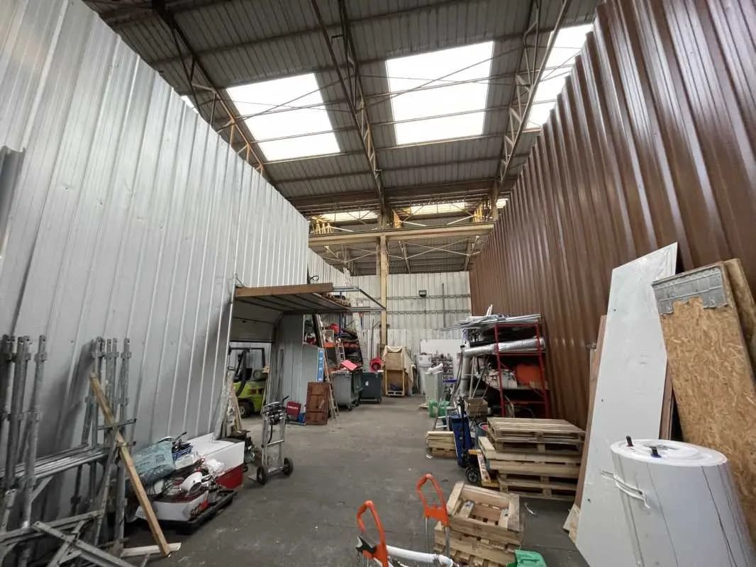 Local d’activités dans Malaunay à louer Photo de l’immeuble– Image 1 sur 5