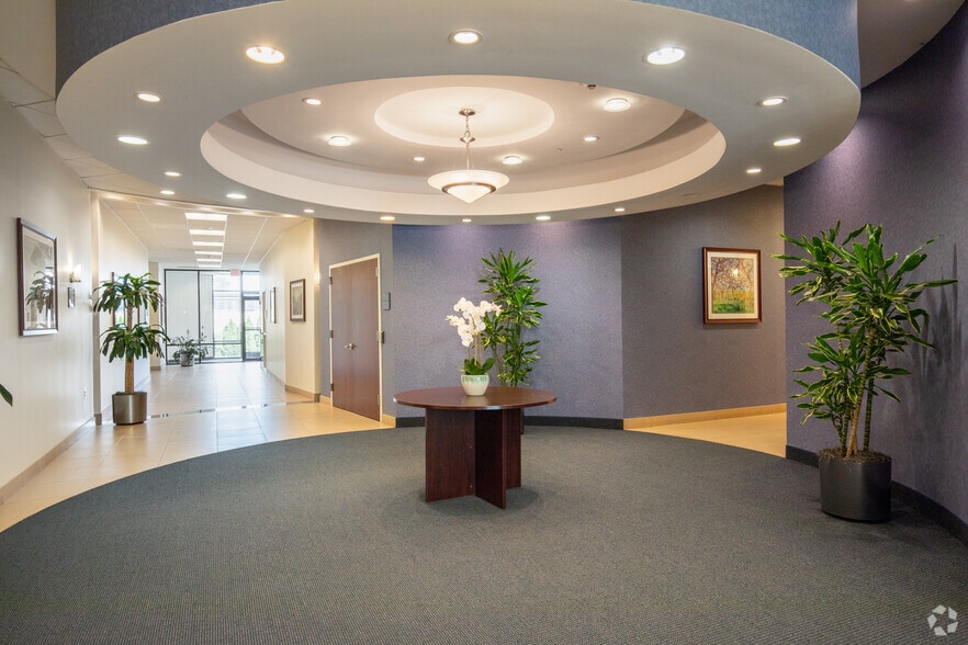 135 Engineers Rd, Hauppauge, NY à louer - Hall d’entrée – Image 2 sur 14