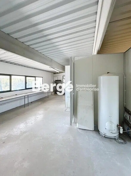 Industriel/Logistique dans Montauroux à louer - Photo de l’immeuble – Image 3 sur 11