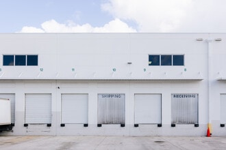 2751 Commerce Center Way, Pembroke Park, FL à louer Photo de l’immeuble– Image 2 sur 6