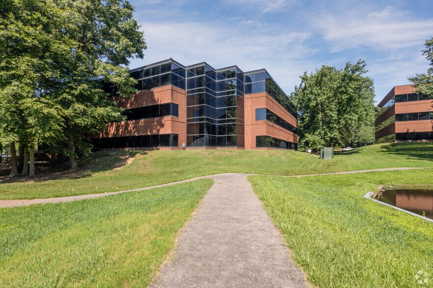 808 Moorefield Park Dr, Richmond, VA à louer - Photo principale – Image 1 sur 9