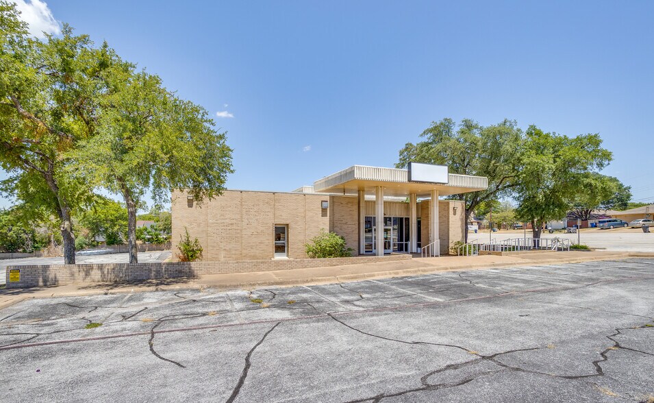 2225 Vatican Ln, Dallas, TX à louer - Photo de l’immeuble – Image 2 sur 9