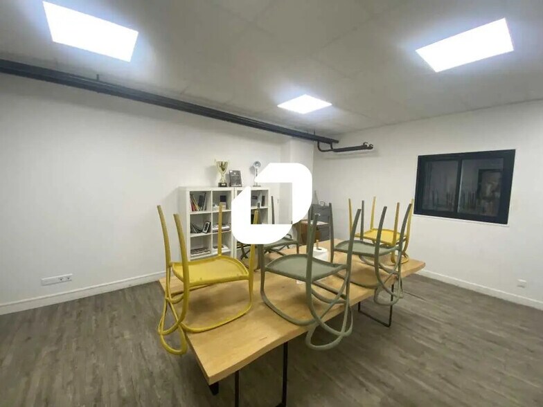 Local d'activités dans Osny à vendre - Photo de l’immeuble – Image 1 sur 18