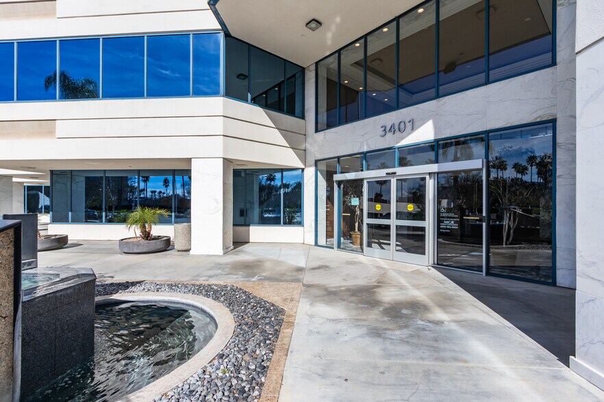 3401 Centrelake Dr, Ontario, CA à louer - Photo de l’immeuble – Image 2 sur 9