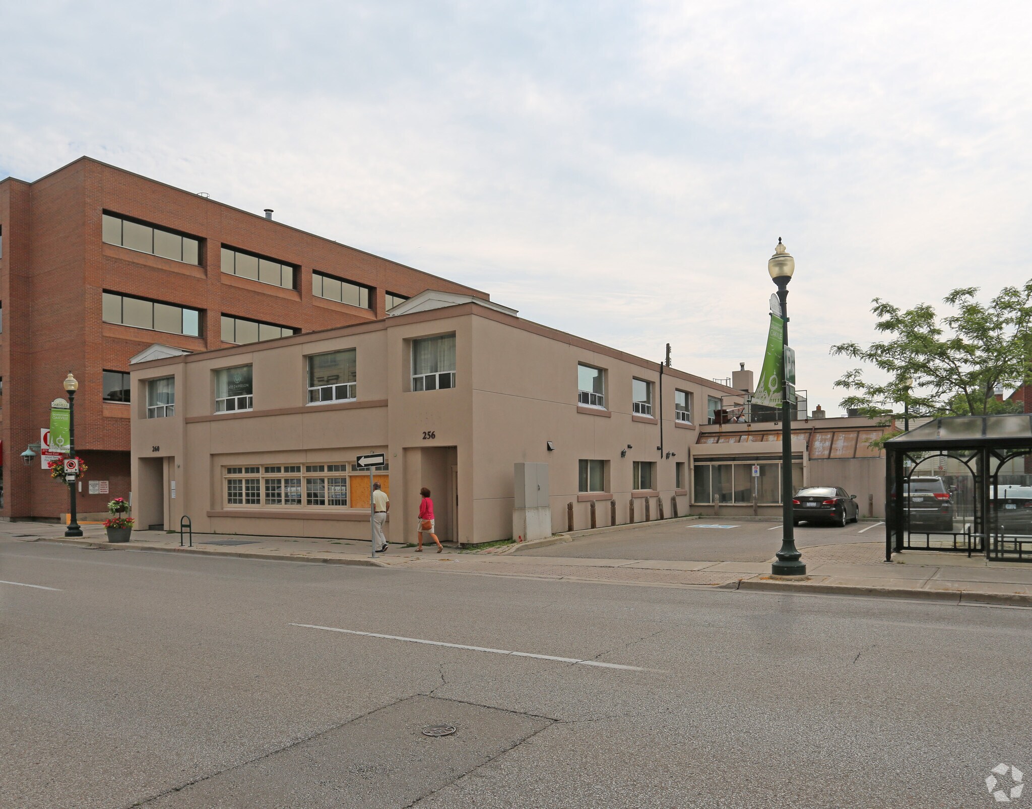 256-260 Church St, Oakville, ON à louer Photo principale– Image 1 sur 5