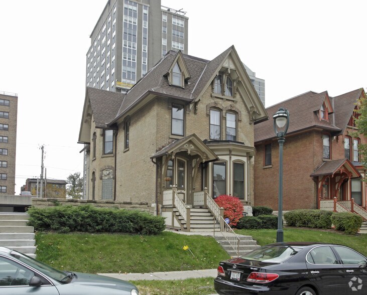 1716 N Farwell Ave, Milwaukee, WI à vendre - Photo principale – Image 1 sur 2