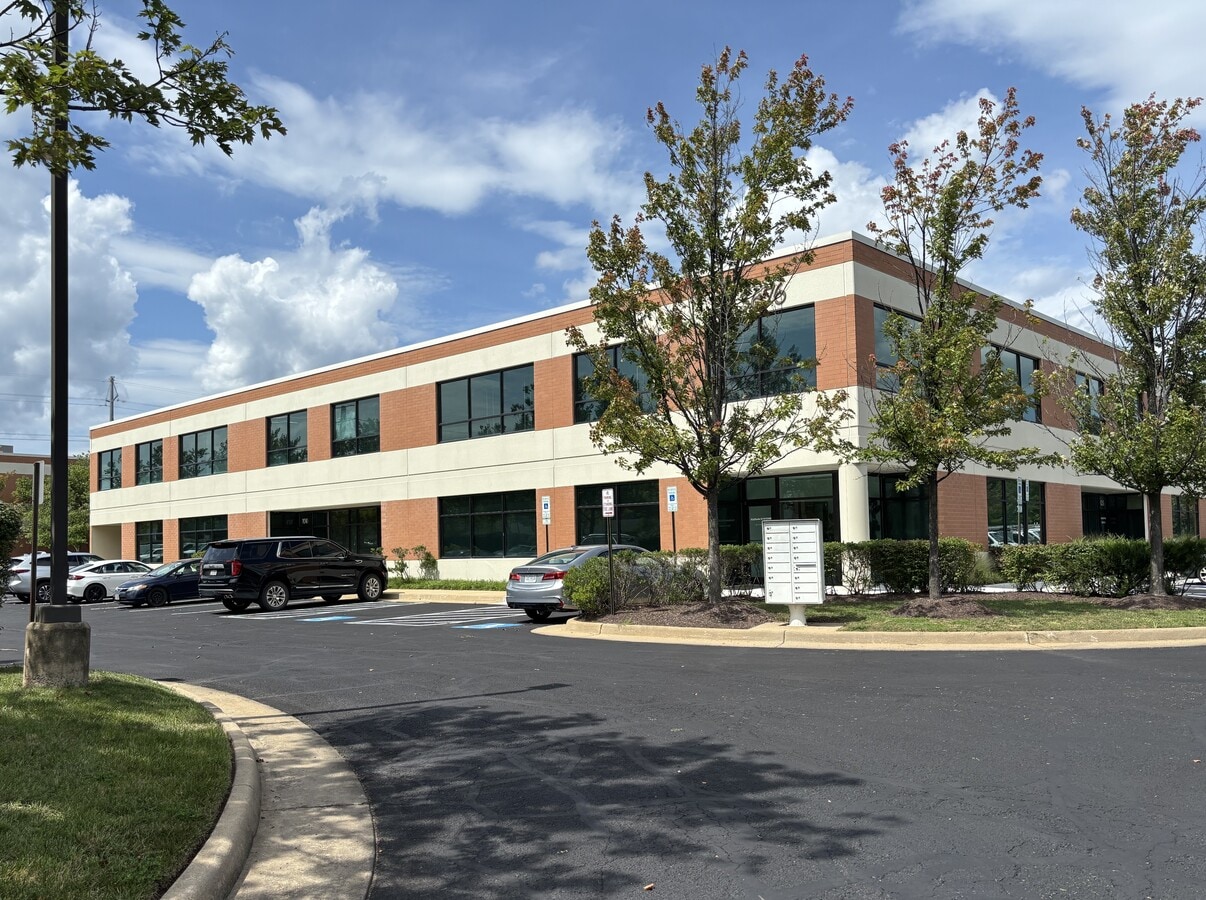 43676 Trade Center Pl, Sterling, VA 20166 - Lot 100 - - Photo intérieure - Image 1 of 8