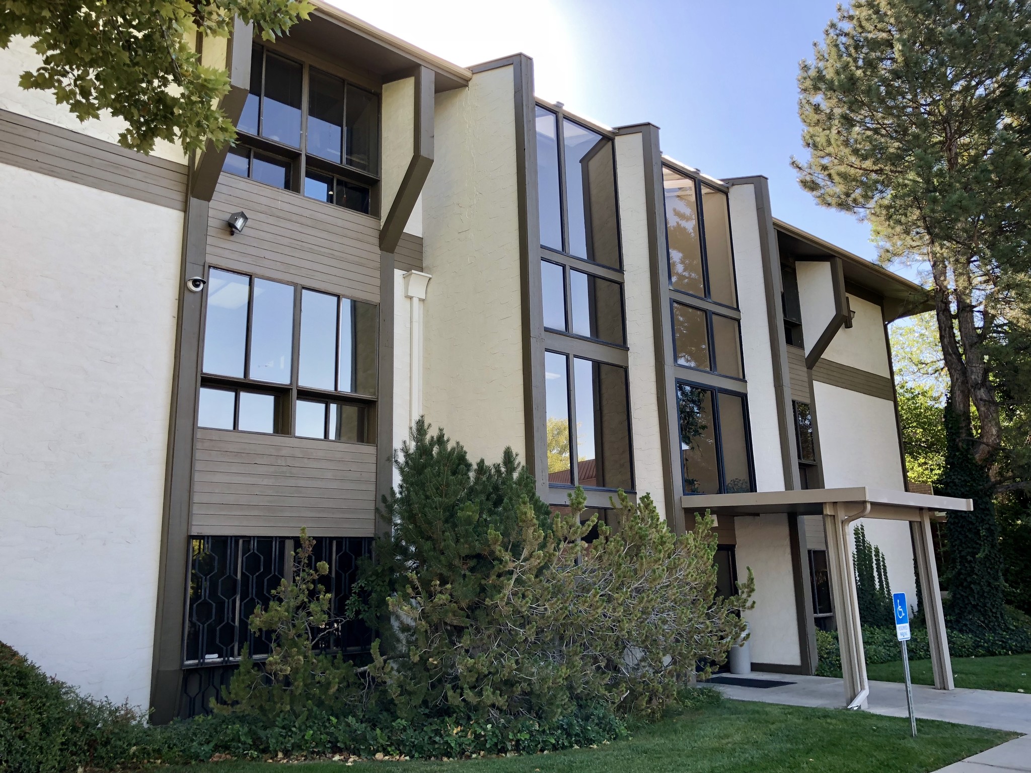 4578 S Highland Dr, Salt Lake City, UT à louer Photo de l’immeuble– Image 1 sur 6