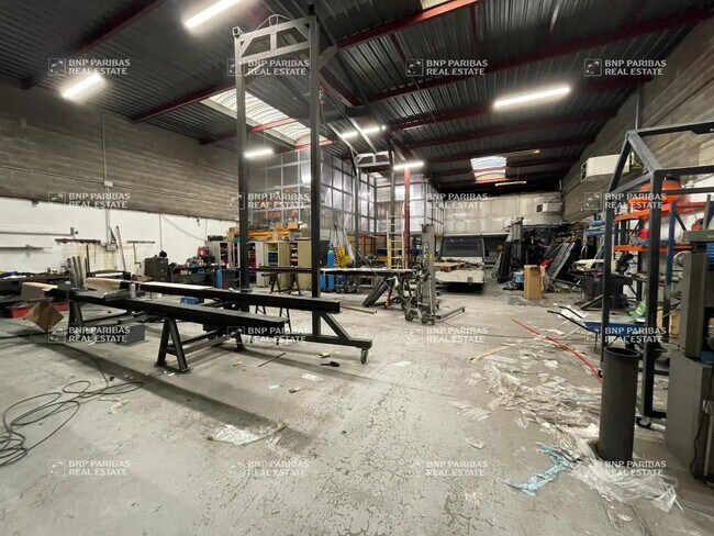 Plus de détails pour Local d’activités à vendre