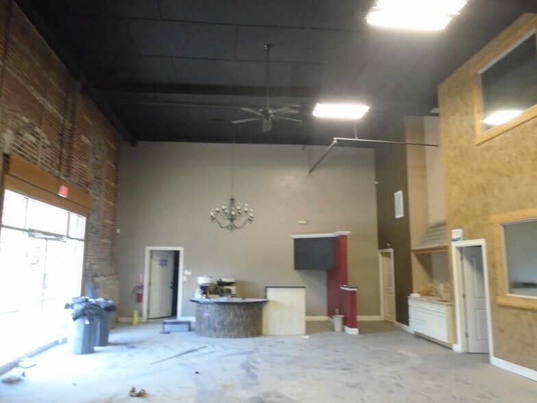 1445 W Chestnut Expy, Springfield, MO à louer - Photo de l’immeuble – Image 3 sur 7
