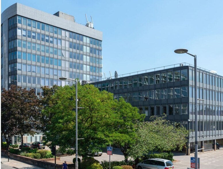 97-109 Uxbridge Rd, Londres à louer - Photo de l’immeuble – Image 1 sur 5