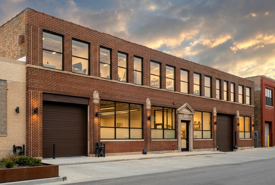 1640 W Carroll Ave, Chicago, IL à louer - Photo de l’immeuble – Image 1 sur 14