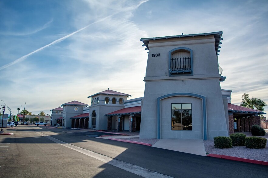 1933 E University Dr, Mesa, AZ à louer - Photo de l’immeuble – Image 2 sur 13