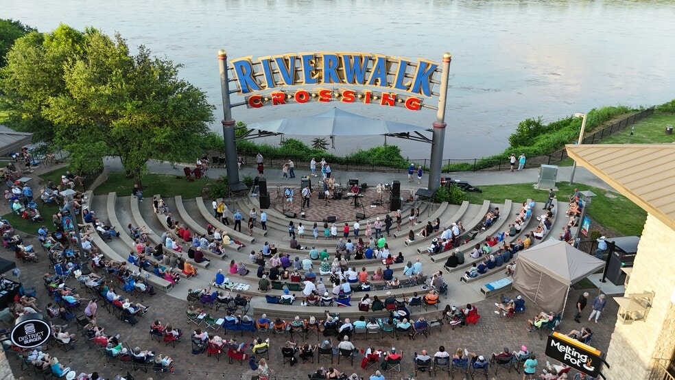 300-600 Riverwalk Ter, Jenks, OK à louer - Photo de l’immeuble – Image 2 sur 9