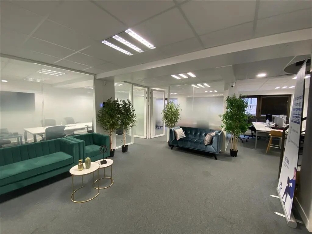 Bureau dans Neuilly-sur-Seine à louer Photo de l’immeuble– Image 1 sur 9
